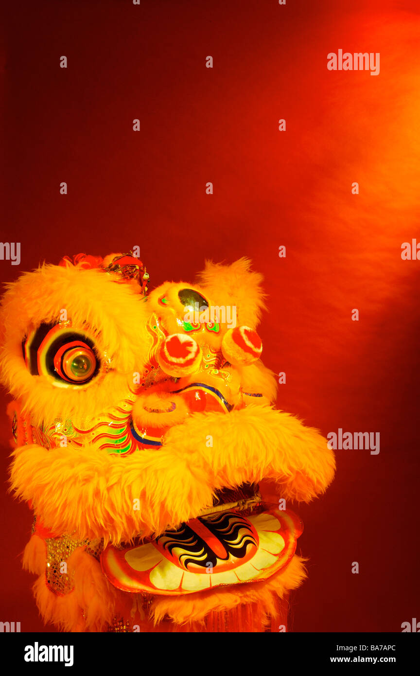 Cabeza de León chino disfraz Fotografía de stock - Alamy