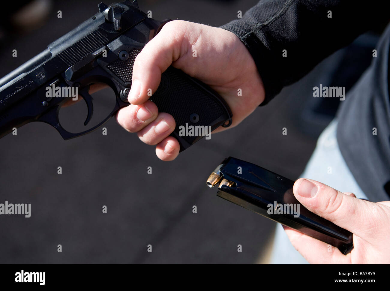 El 12 de abril de 2009 Frederick Maryland Maryland propietario pistola demuestra la carga de una pistola de 9mm Foto de stock