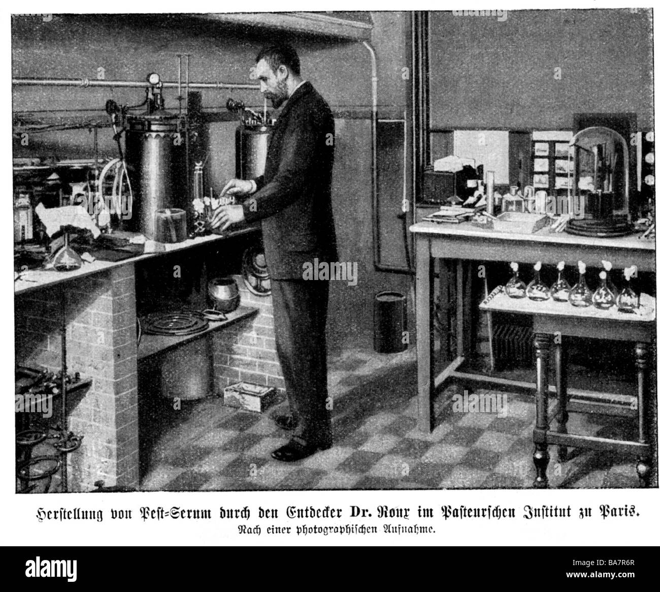 Roux, Pierre Paul Emile, 17.12.1853 - 3.11.1933, bacteriólogo francés, de longitud completa, en su laboratorio, produciendo suero antidifteria, Instituto Pasteur, París, Foto de stock