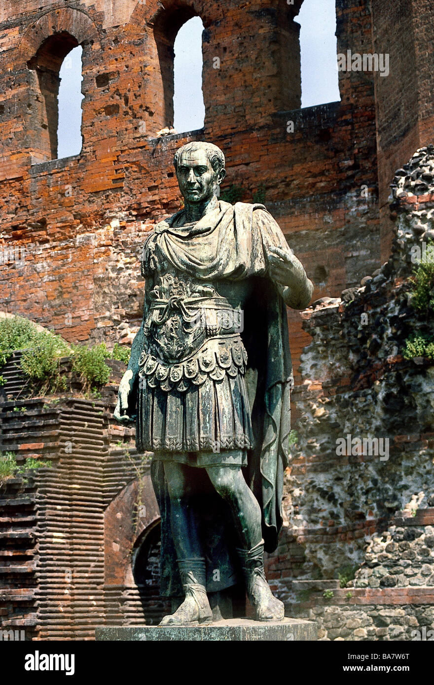César, Gaio Julius, 13.7.100 - 15.3.44 AC, político romano, longitud completa en armadura, estatua, siglo I AD, Porta Palatina, Turín, , Foto de stock