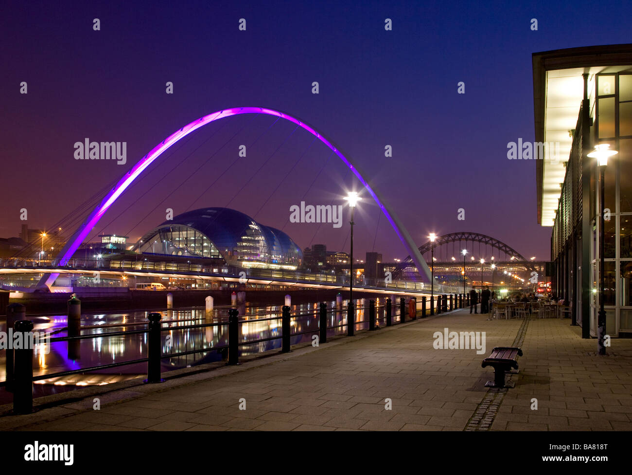 Ver abajo el río Tyne con puentes y el Sage Gateshead de noche, Newcastle upon Tyne, Gateshead, Inglaterra Foto de stock
