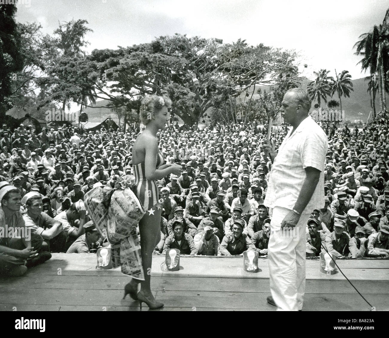 Pacífico Sur 1958 Magna película musical con Mitzi Gaynor y Joshua Logan dirigiendo una escena Foto de stock