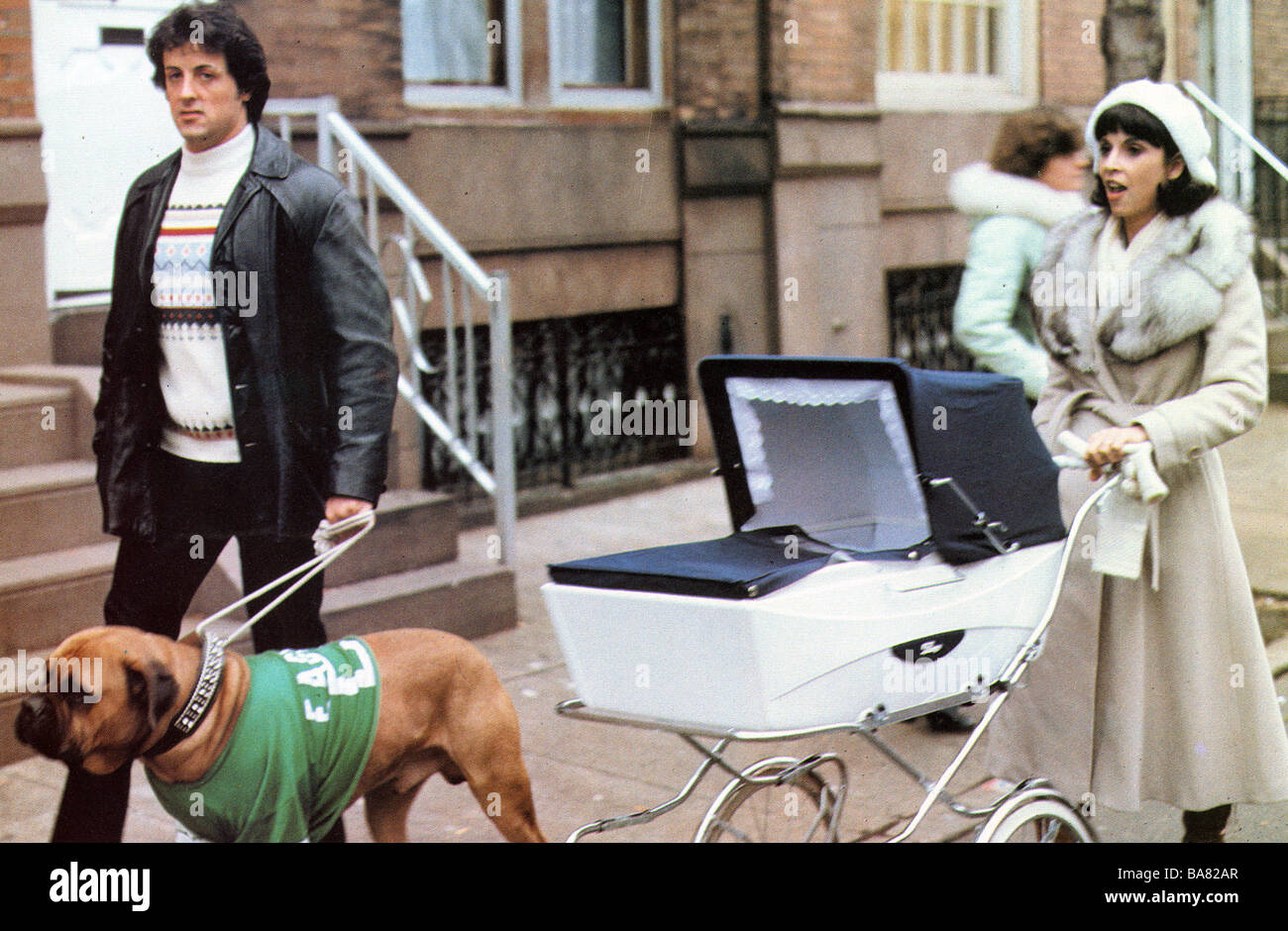 ROCKY II - 1979 UA película con Sylvester Stallone y Talia Shire compra un regalo para su perro Foto de stock