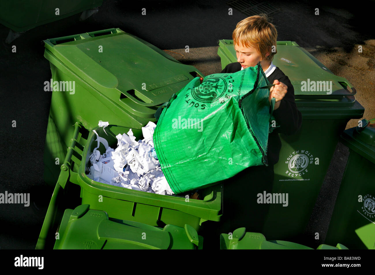 Alumno de la escuela de papel reciclado *USO EDITORIAL SÓLO* Foto de stock