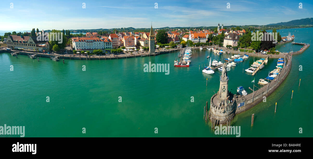Panorama de la marina y el puerto deportivo y el casco antiguo de la ciudad de Lindau y el lago de Constanza en Alemania Foto de stock