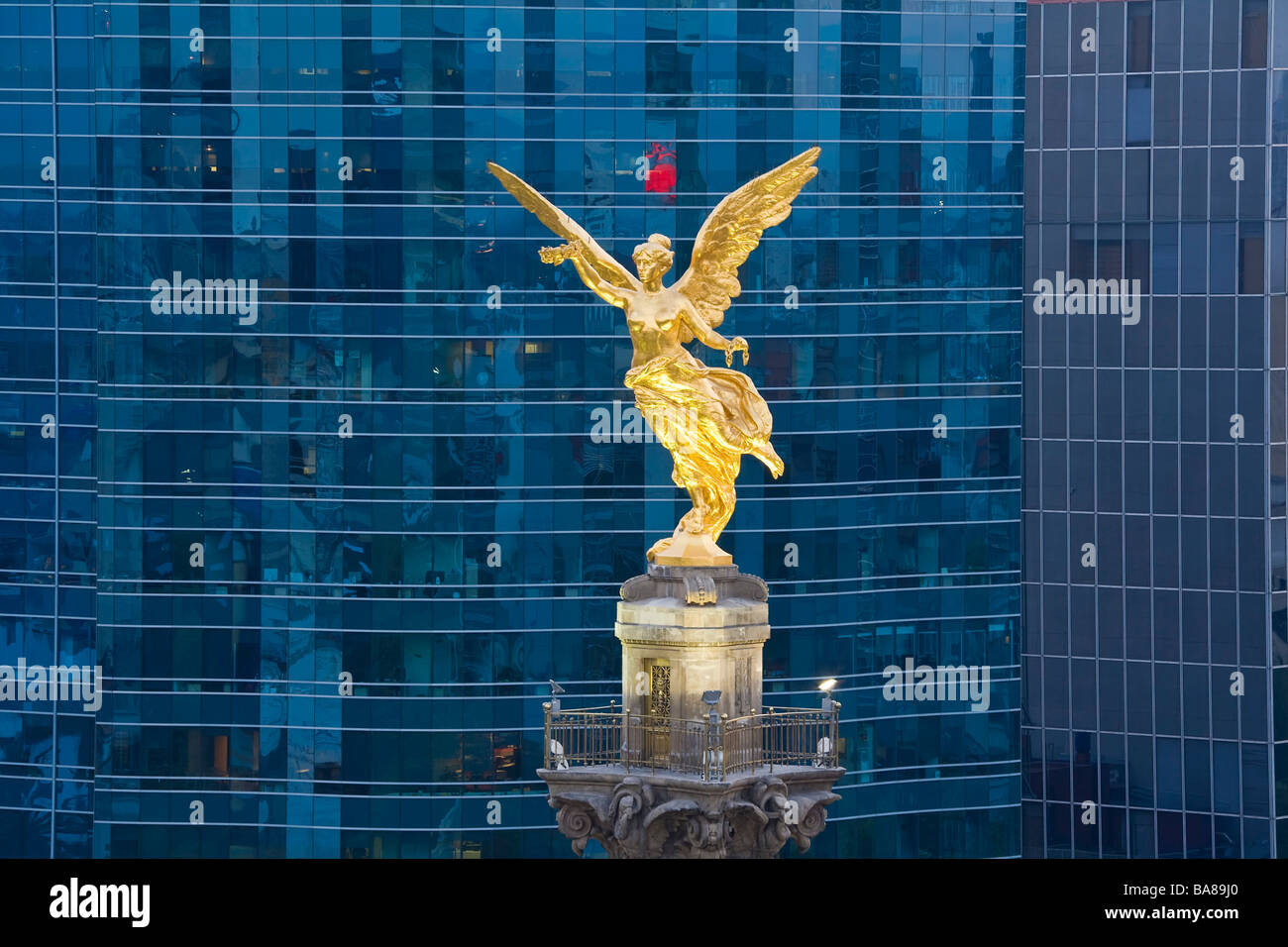 El Ángel de la independencia monumento oficinas Ciudad de México México Foto de stock