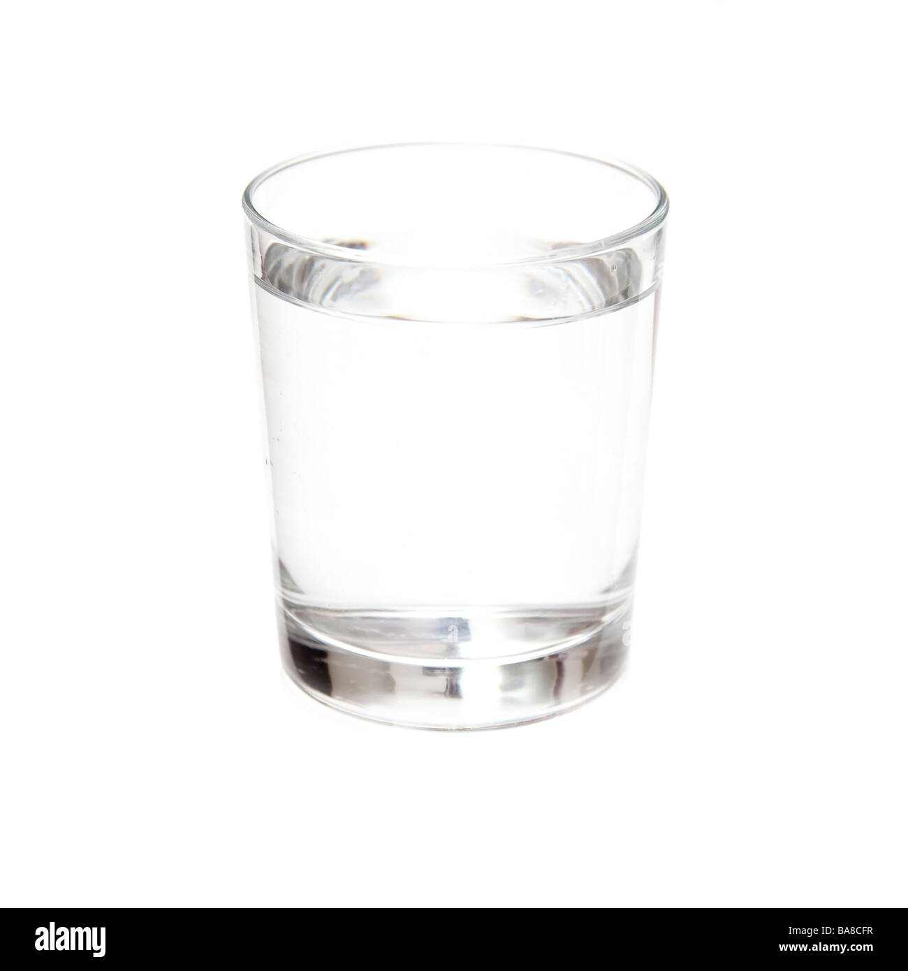 Vaso de agua aislados en un fondo blanco studio Fotografía de stock - Alamy