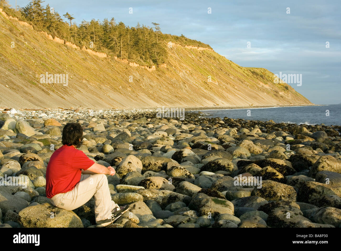 Persona en la playa rocosa - Fort Ebey State Park, Whidbey Island, Washington Foto de stock