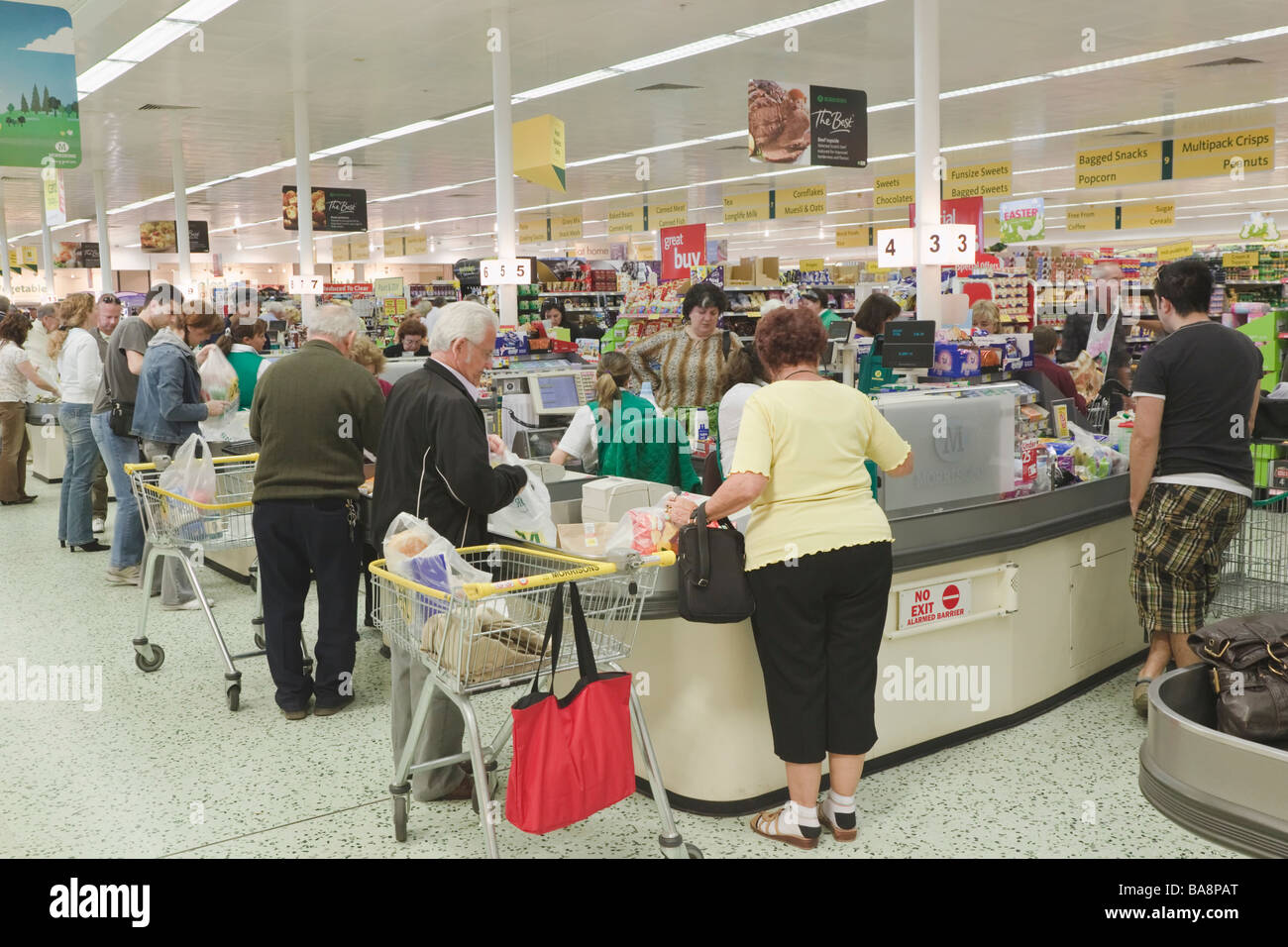 Realizar pedido cajas de supermercado Morrison Gibraltar Foto de stock
