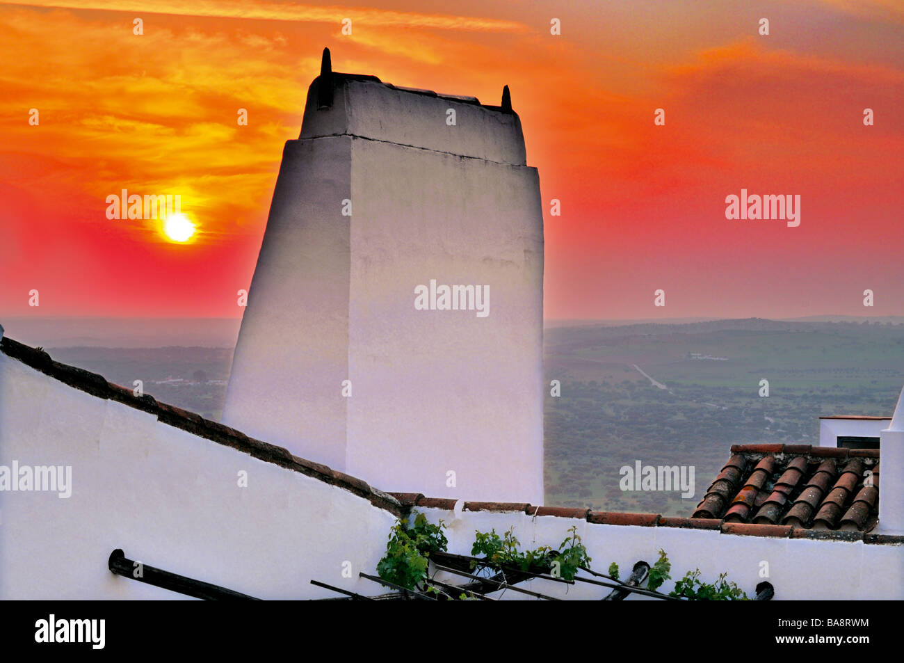 Sundown y chimenea típica en la histórica villa de Monsaraz Foto de stock
