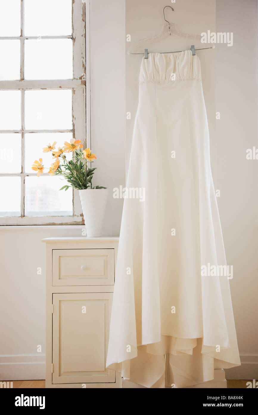 Vestido de Novia colgado en la habitación Foto de stock