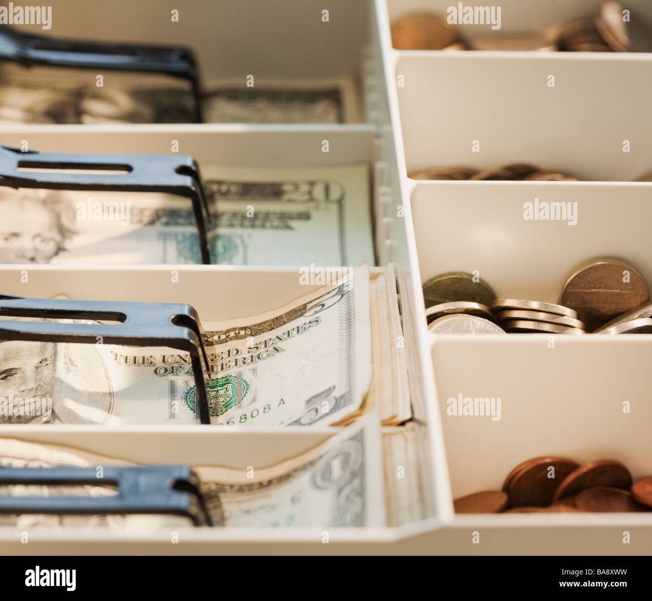 Caja registradora cajón lleno de dinero Fotografía de stock - Alamy