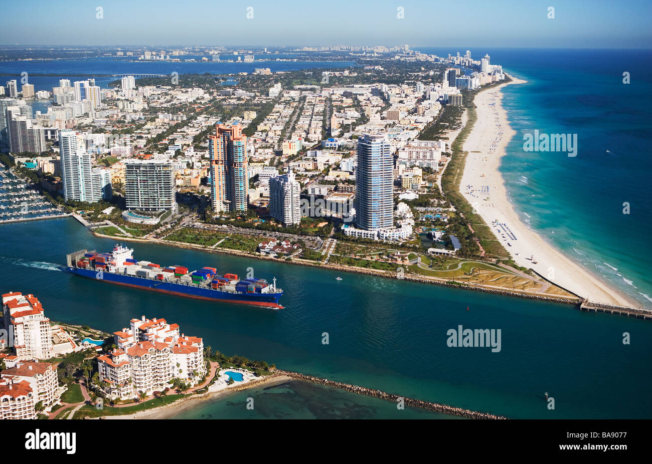 Vista aérea de la ciudad costera y el buque de carga Foto de stock