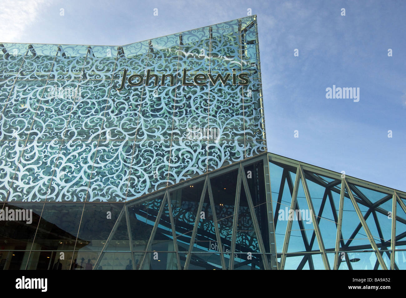 La sorprendente arquitectura moderna de la nueva fachada de vidrio almacenes John Lewis en el centro comercial Highcross Leicester. Foto de stock