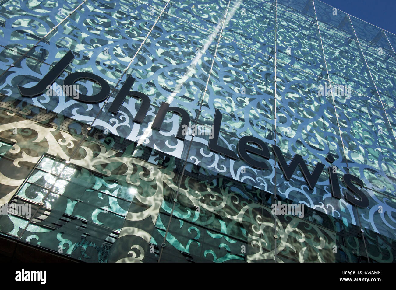 La sorprendente arquitectura moderna de la nueva fachada de vidrio almacenes John Lewis en el centro comercial Highcross Leicester. Foto de stock