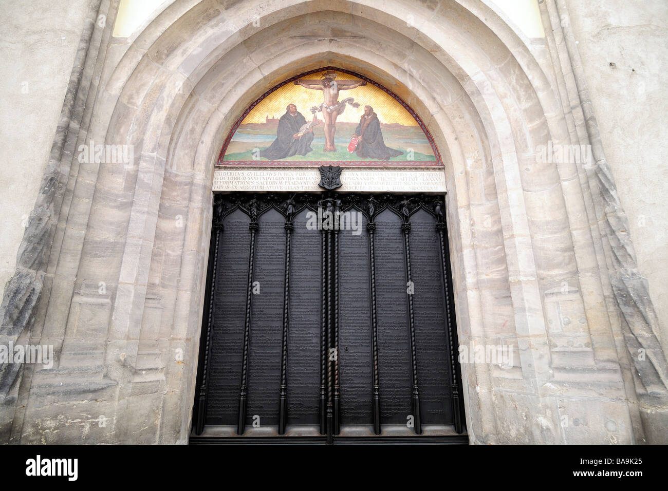 La puerta de la iglesia del castillo de Wittenberg, donde Martín Lutero