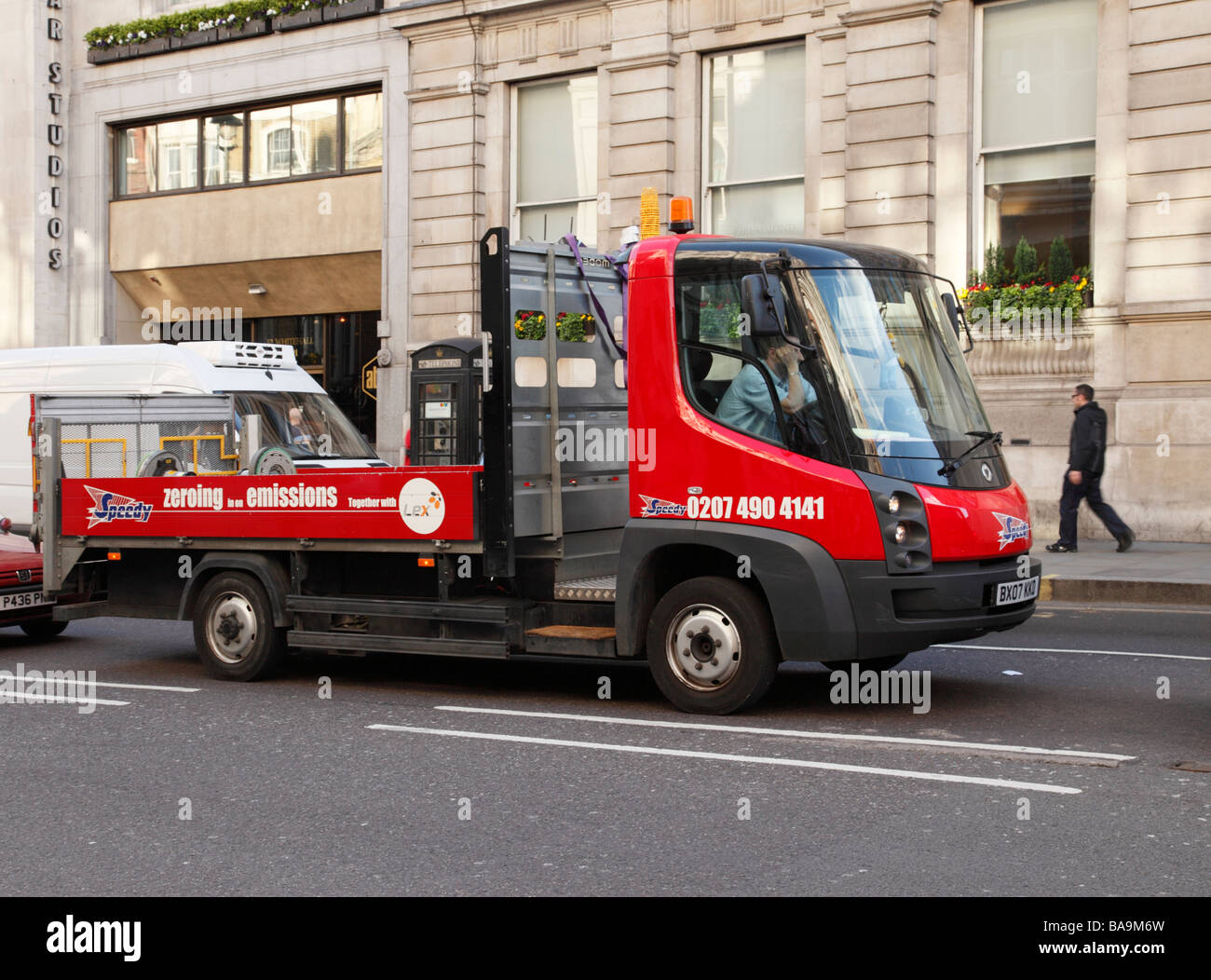 Modec, vehículo eléctrico de emisiones cero en el centro de Londres. Inglaterra, Reino Unido. Foto de stock