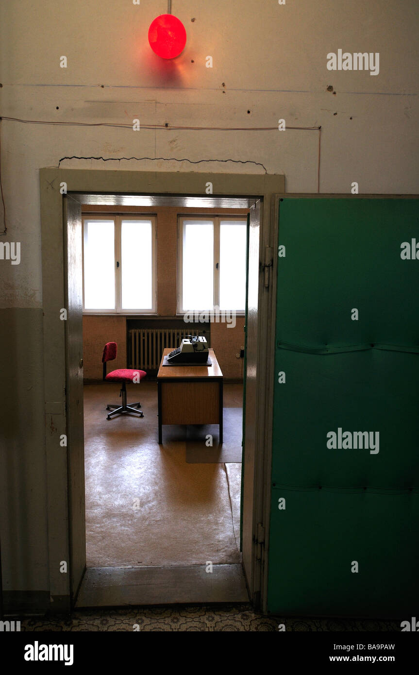 Sala de interrogatorios, ex Alemania Oriental, la prisión política de Hohenschoenhausen, Berlín Foto de stock