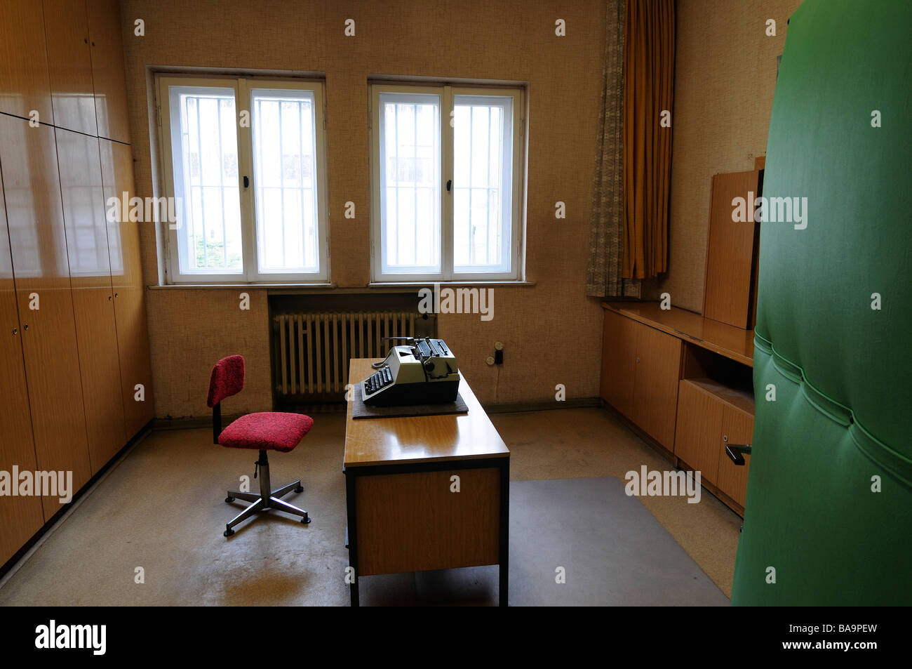 Sala de interrogatorios, ex Alemania Oriental, la prisión política de Hohenschoenhausen, Berlín Foto de stock