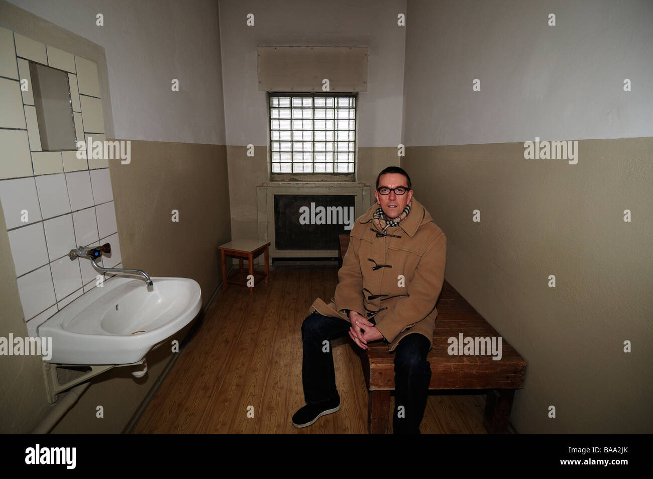 Ex preso Mario Röllig Stasi en la celda de la antigua prisión de Hohenschönhausen Foto de stock
