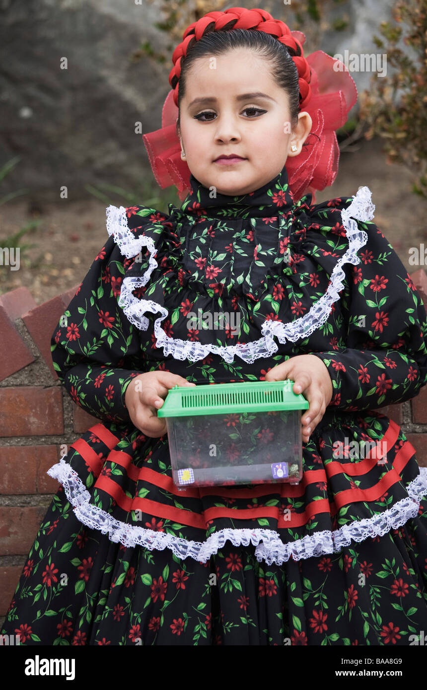 Vestido mexicano niña fotografías e imágenes de alta resolución - Alamy