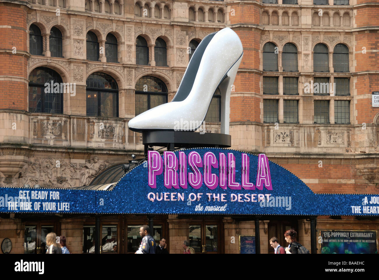 Señal de neón y zapata gigante promover el musical de Priscilla, reina del desierto fuera del teatro Palace Shaftesbury Ave Londres Foto de stock