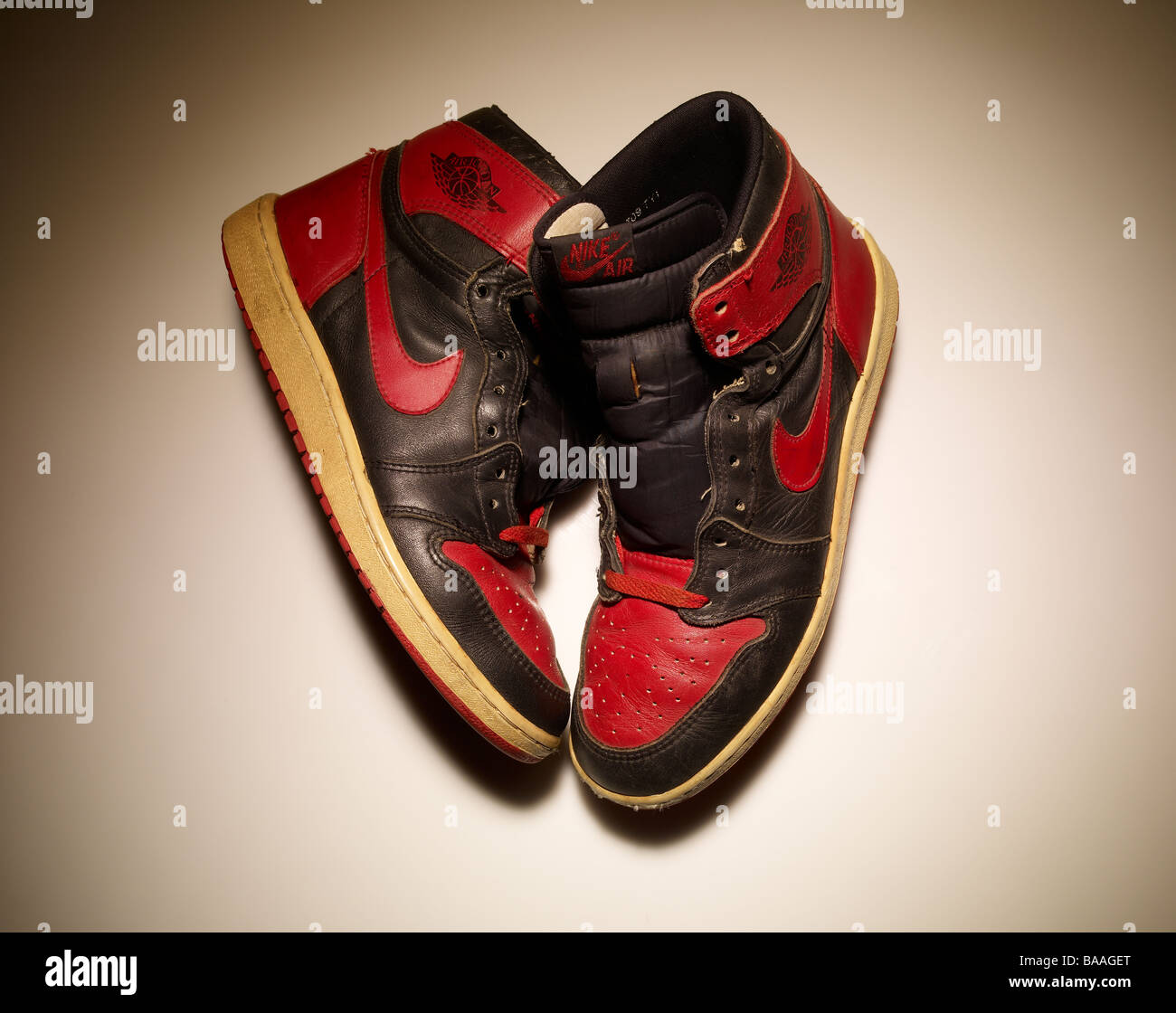 Gángster Supervivencia sufrir Nike Air rojo y negro botas lace up Fotografía de stock - Alamy