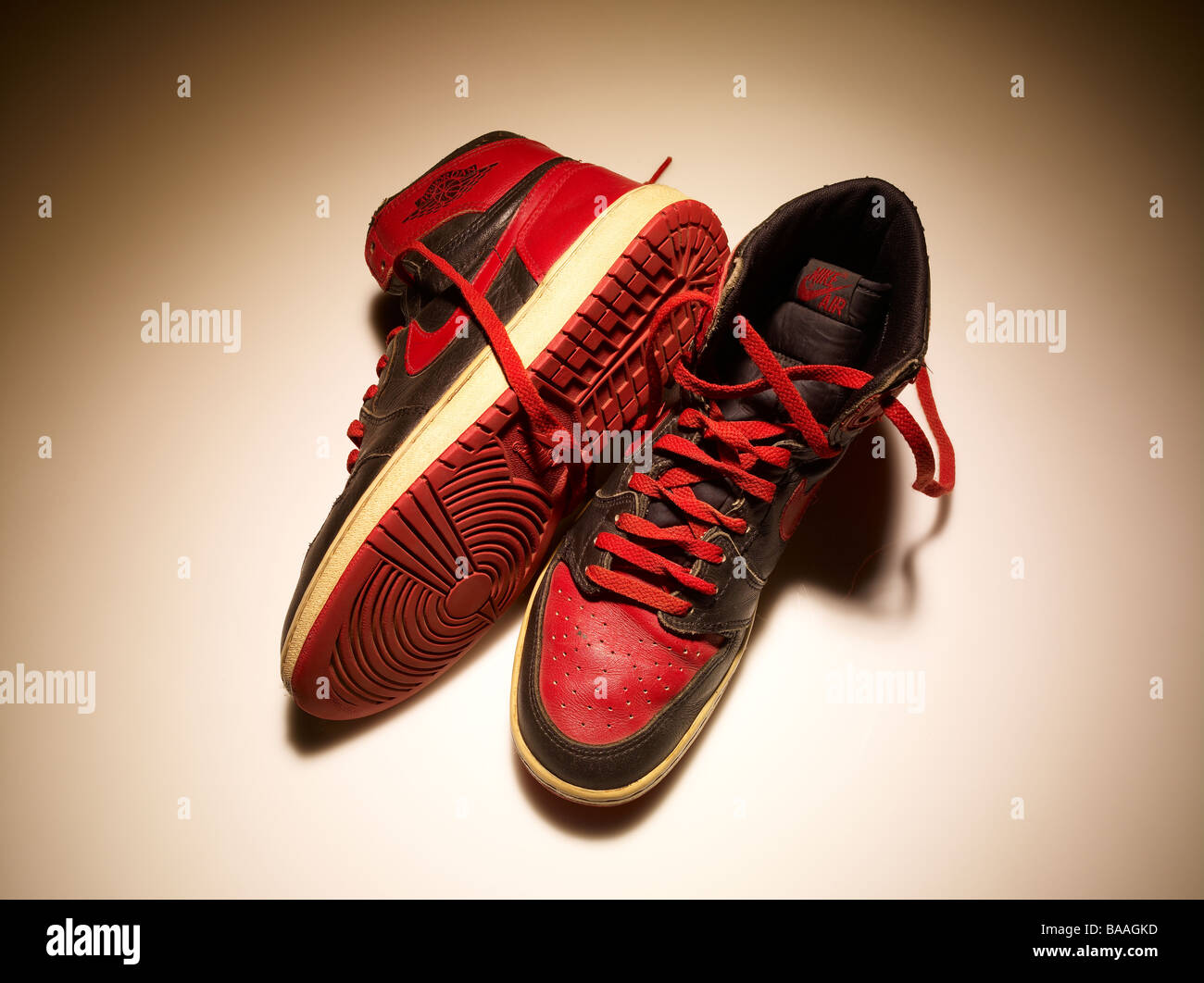 Nike Air rojo y negro botas lace up Fotografía de stock - Alamy