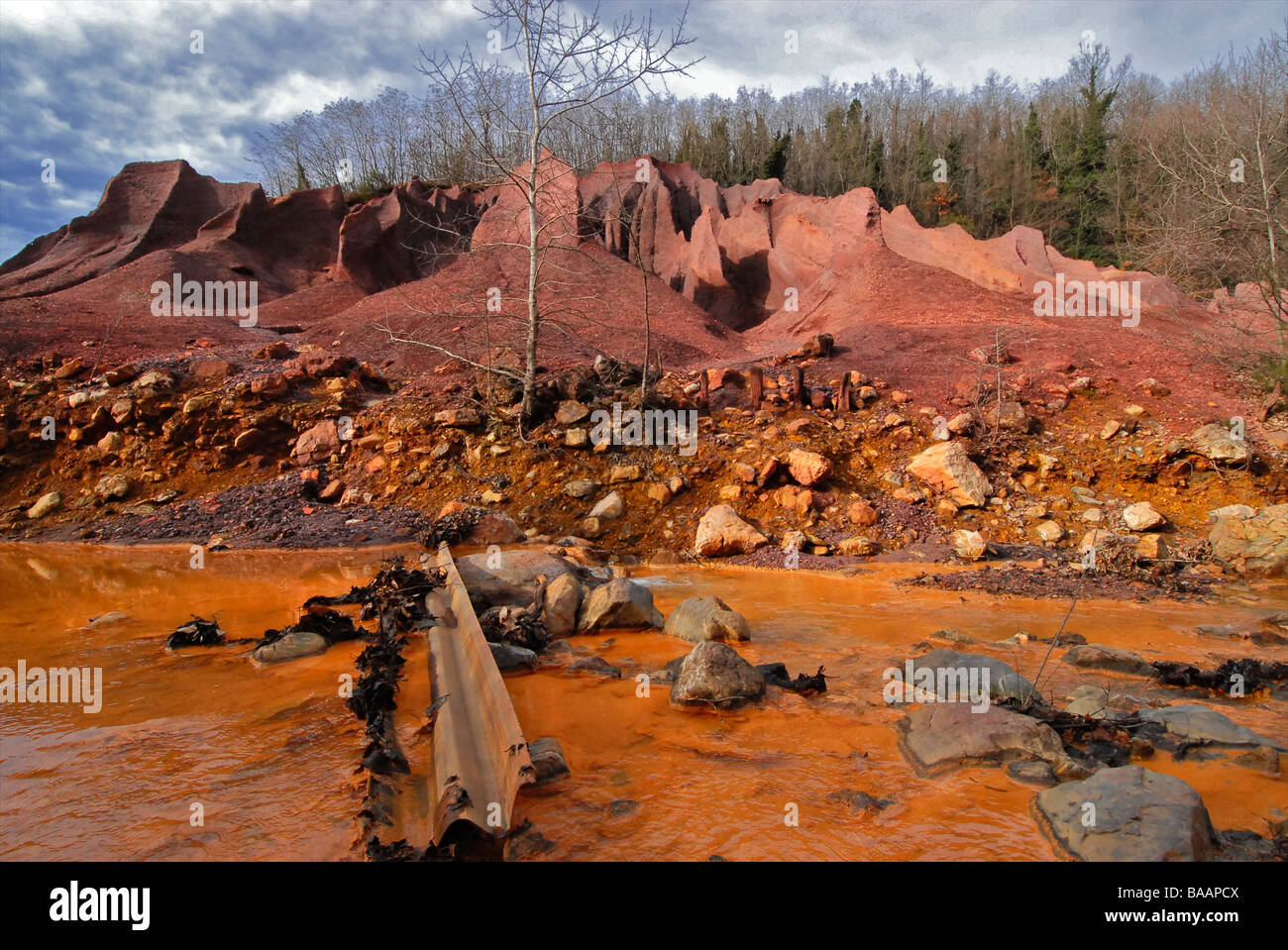 Drenaje ácido de mina en suelo Colline Metallifere Foto de stock