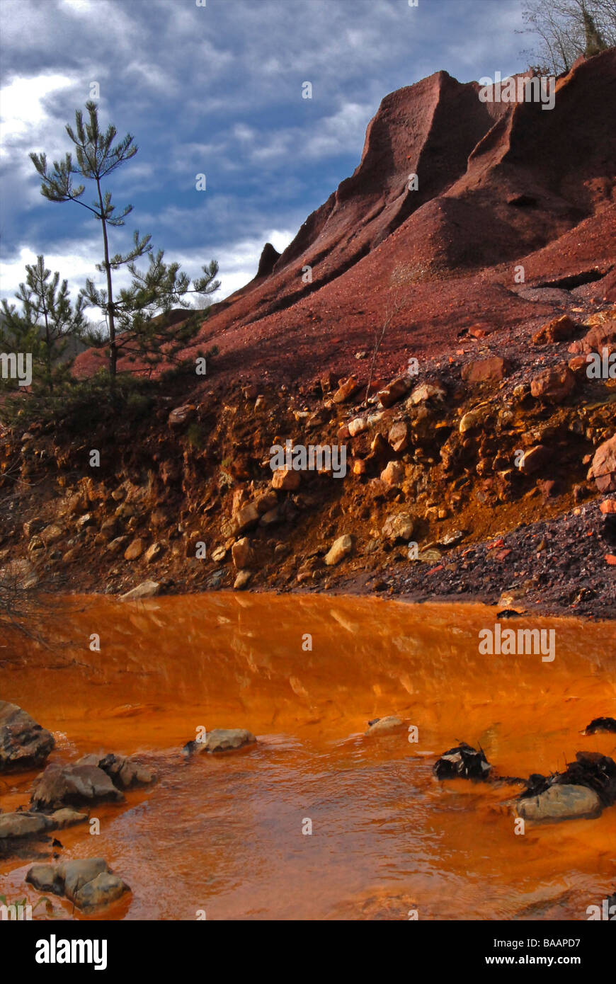 Drenaje ácido de mina en suelo Colline Metallifere Foto de stock