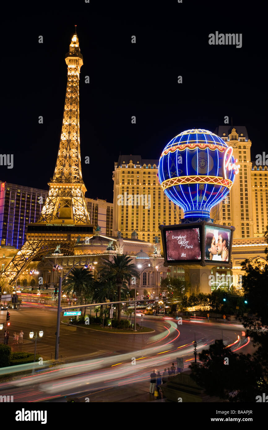Paraíso de Las Vegas Nevada usa espacio copia Latina Boulevard la tira por  la tarde París Torre Eiffel replica el horizonte de París Fotografía de  stock - Alamy