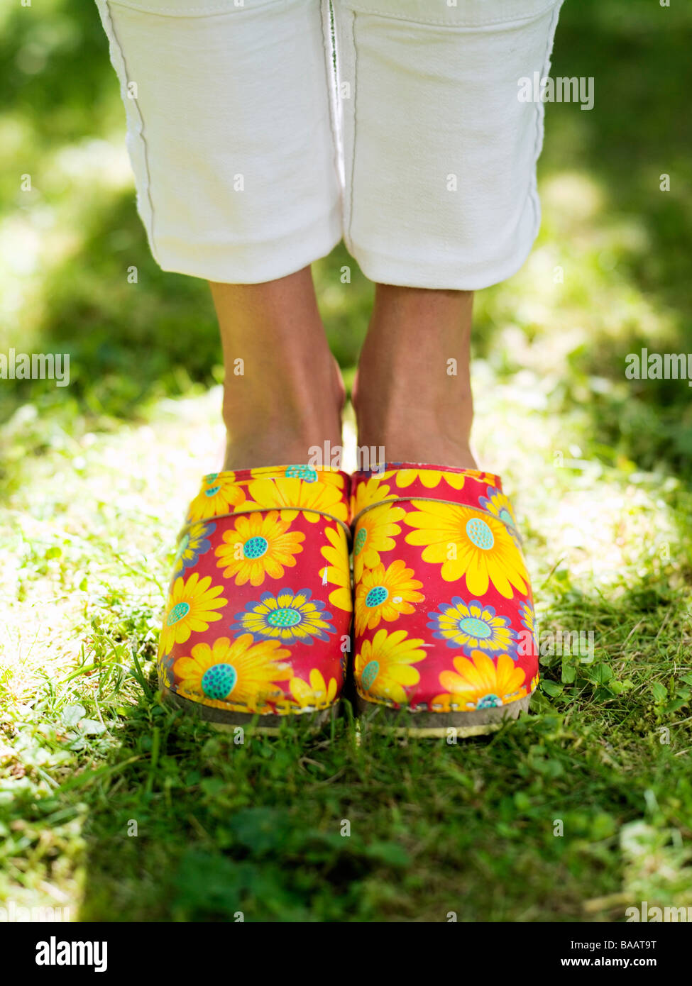 Mujer vistiendo zuecos floreados, Estocolmo, Suecia Fotografía de stock -  Alamy