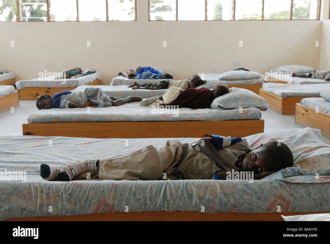 Los niños infectados con el VIH acostada en el dormitorio de un hospicio, Lusaka, Zambia Foto de stock