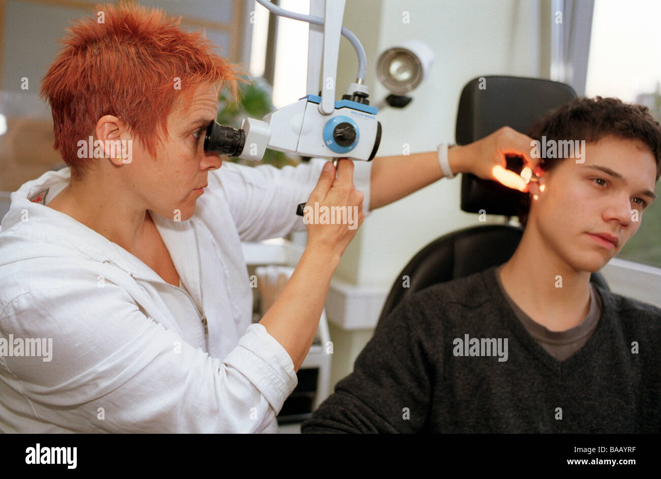 Orl tratar a un paciente, Berlín, Alemania Foto de stock