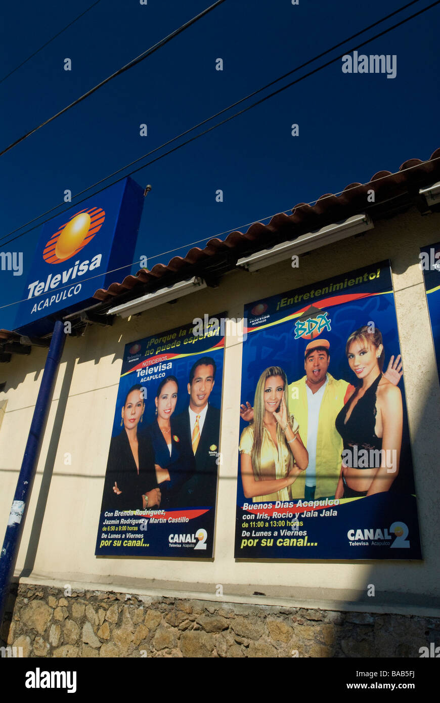 Con Hispanic newscasters vallas para emisoras radio y televisión mexicana, "Televisa Acapulco'. Acapulco, México Fotografía de stock Alamy
