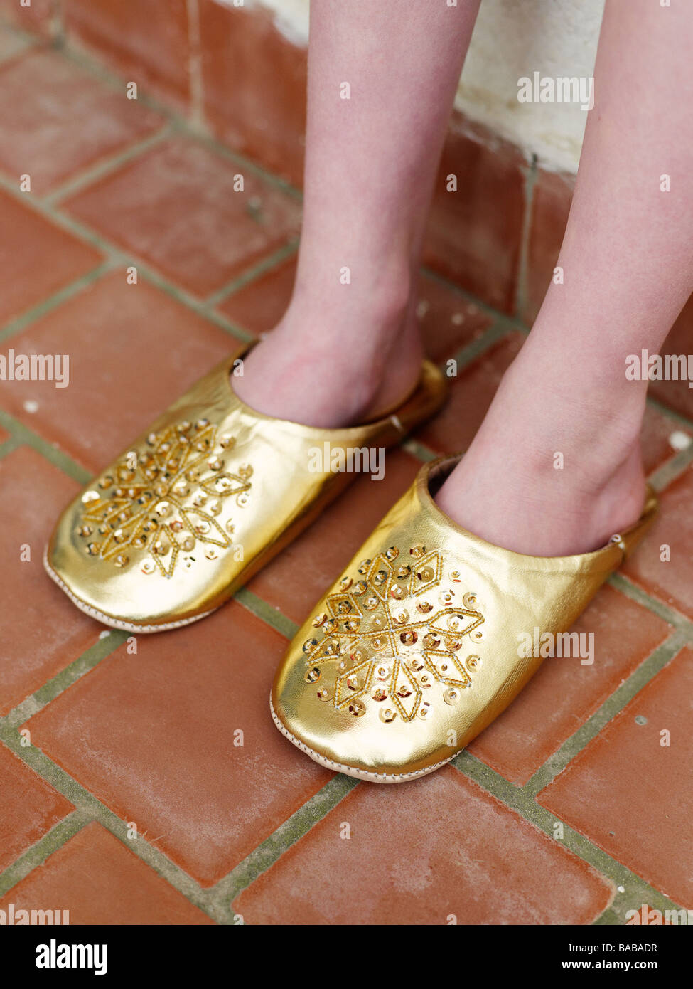Zapatillas doradas fotografías e imágenes de resolución - Alamy