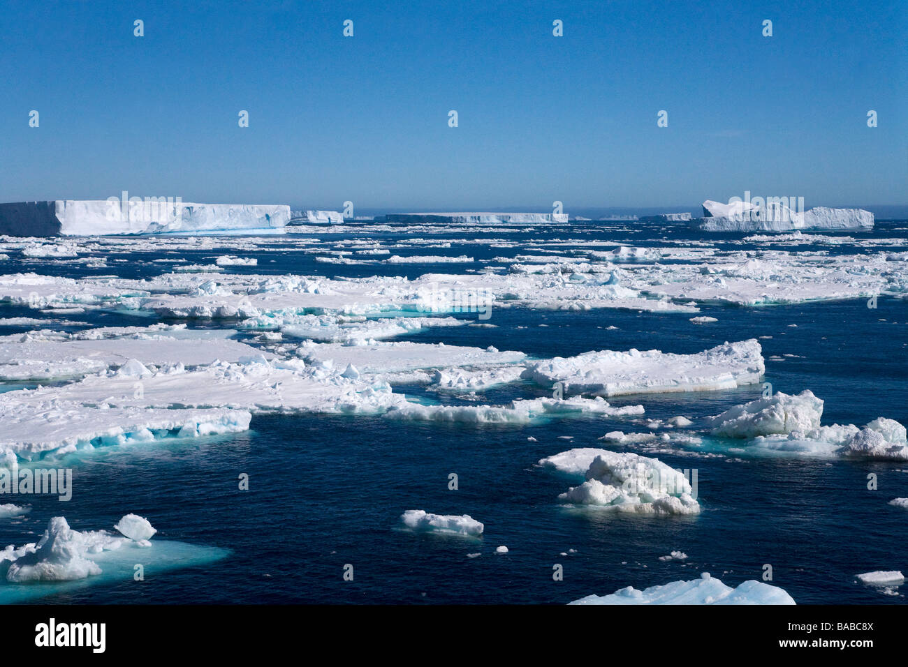 Azul iceberg tabular y el mar de hielo del Mar de Weddell en la Península Antártica La Antártida Foto de stock