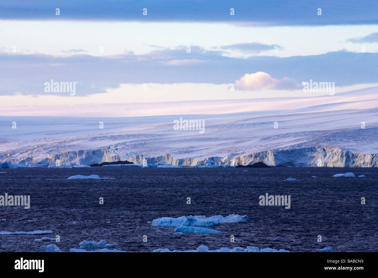 Los glaciares se unen con el mar en la Península Antártica, cerca de Isla Paulet La Antártida Foto de stock