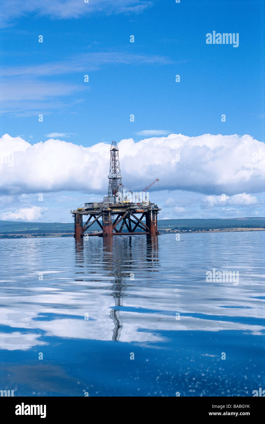 Una plataforma petrolera marina Foto de stock