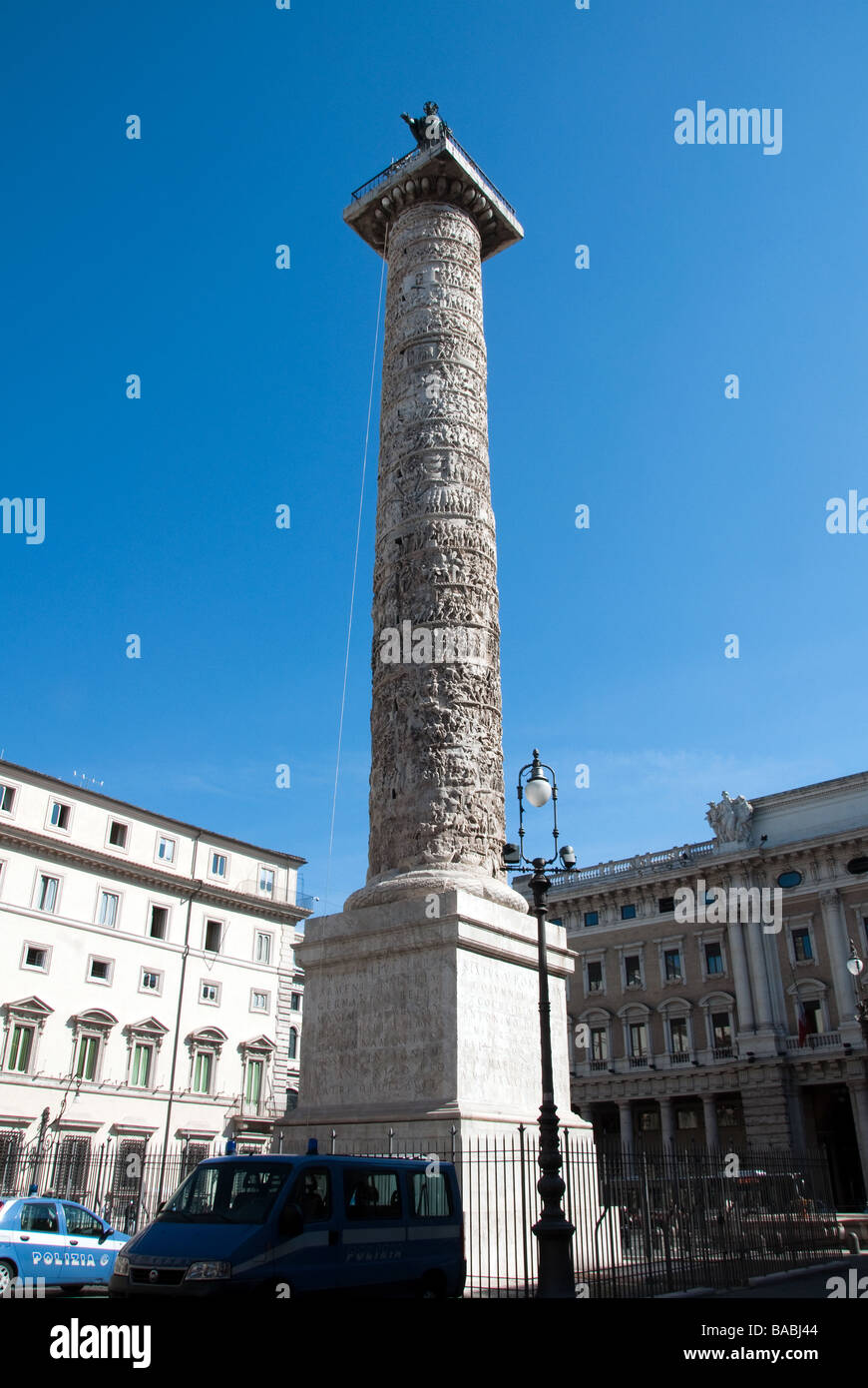 La columna de mármol de Marcus Aurelius, que ha permanecido en la Piazza Colonna Roma desde 193 CE Foto de stock