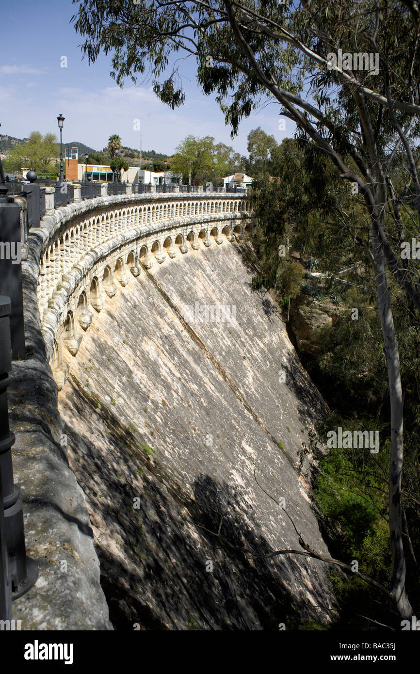 Viaducto sobre el Embalse del embalse Conde de Guadalhorce, cerca de Ardales, Andalucia, España, Europa, el Parque Natural de Ardales, Foto de stock