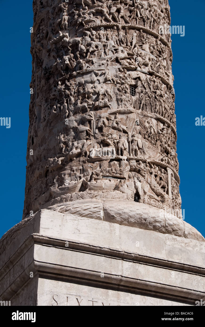 La columna de mármol de Marcus Aurelius, que ha permanecido en la Piazza Colonna Roma desde 193 CE Foto de stock