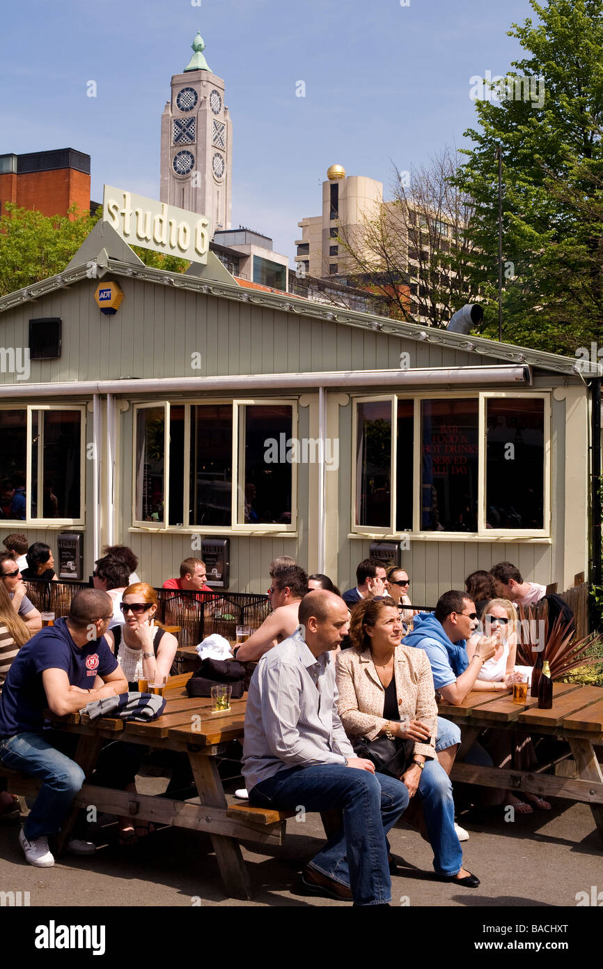 Reino Unido, London, South Bank, Gabriels Wharf, terraza del Studio 6 bar  con la Torre OXO en el fondo Fotografía de stock - Alamy