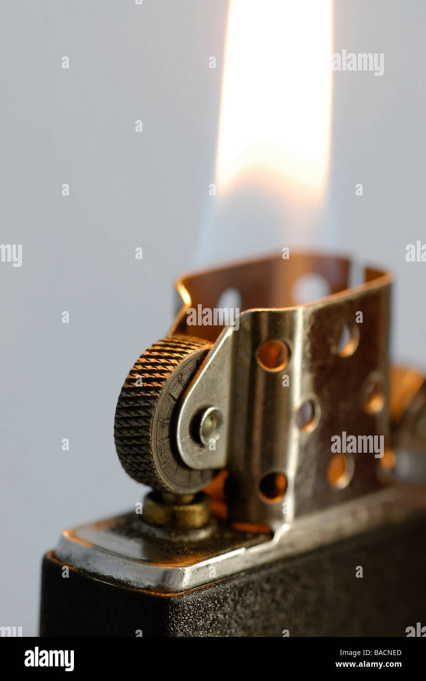 Close up zippo lighter fotografías e imágenes de alta resolución - Alamy
