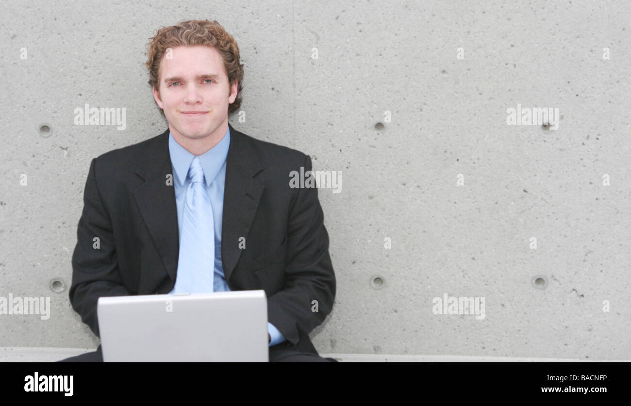 Empresario de traje azul oscuro, camisa azul y corbata azul está