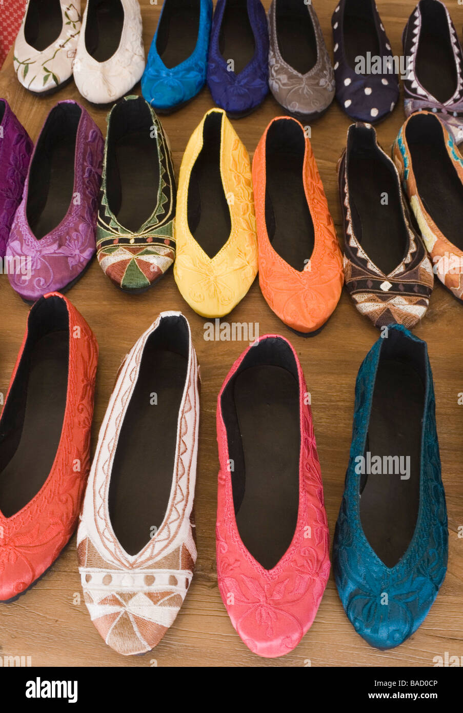 Filas de seda de colores brillantes zapatillas en venta Foto de stock