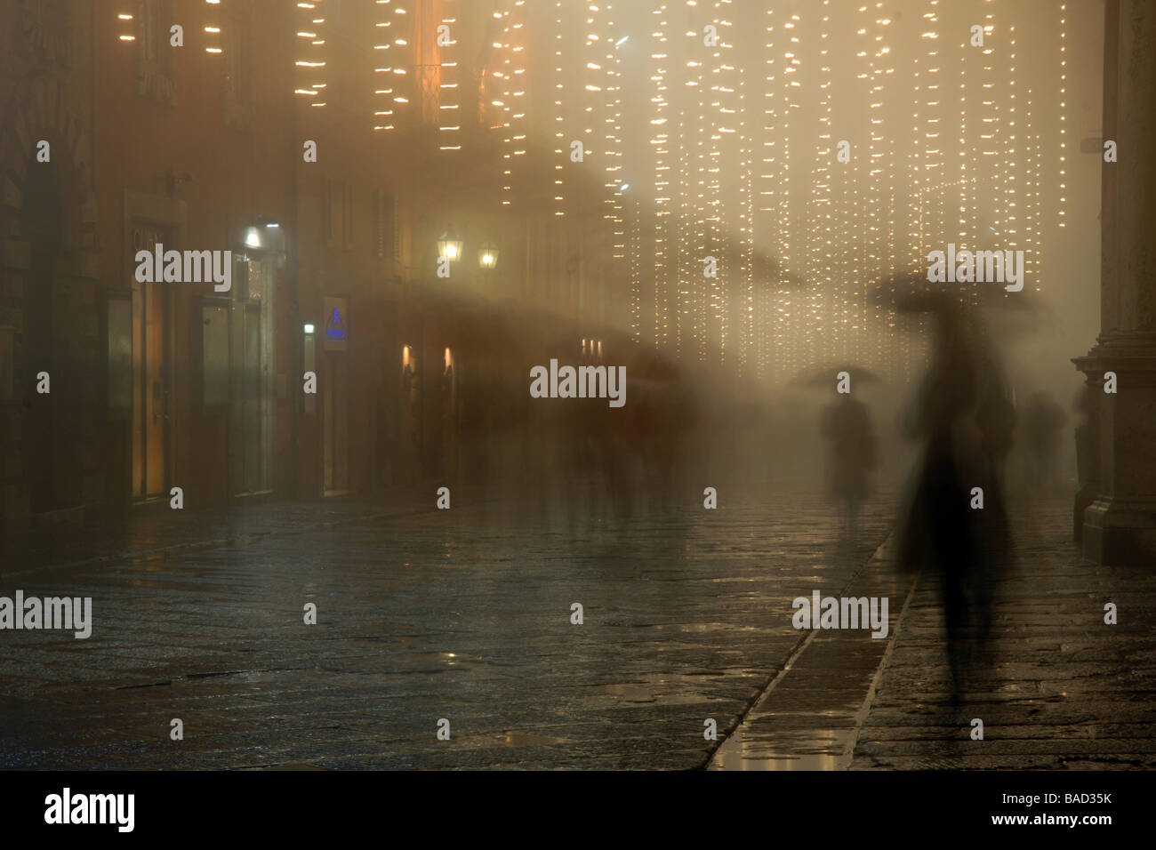 Caminaron bajo la lluvia para Navidad Foto de stock