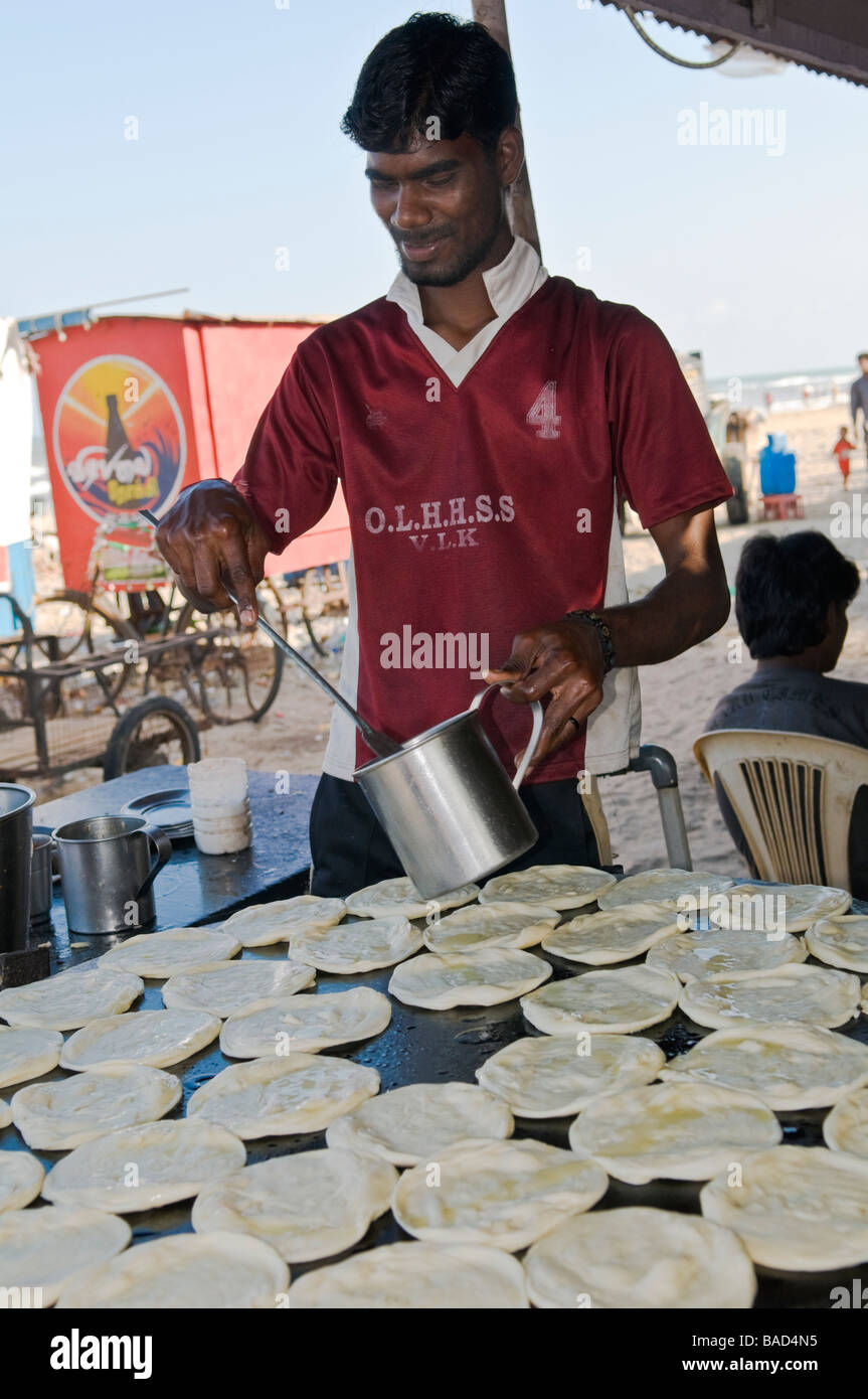 Hombre haciendo parathas Velankanni de Tamil Nadu, India Foto de stock