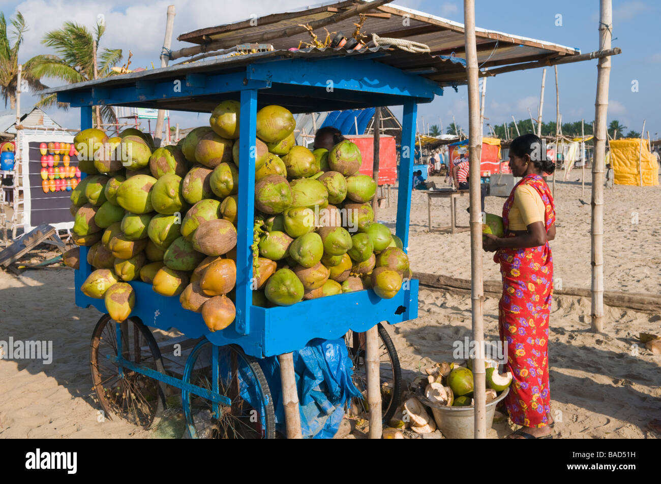 Vendedor de coco Velankanni playa de Tamil Nadu, India Foto de stock