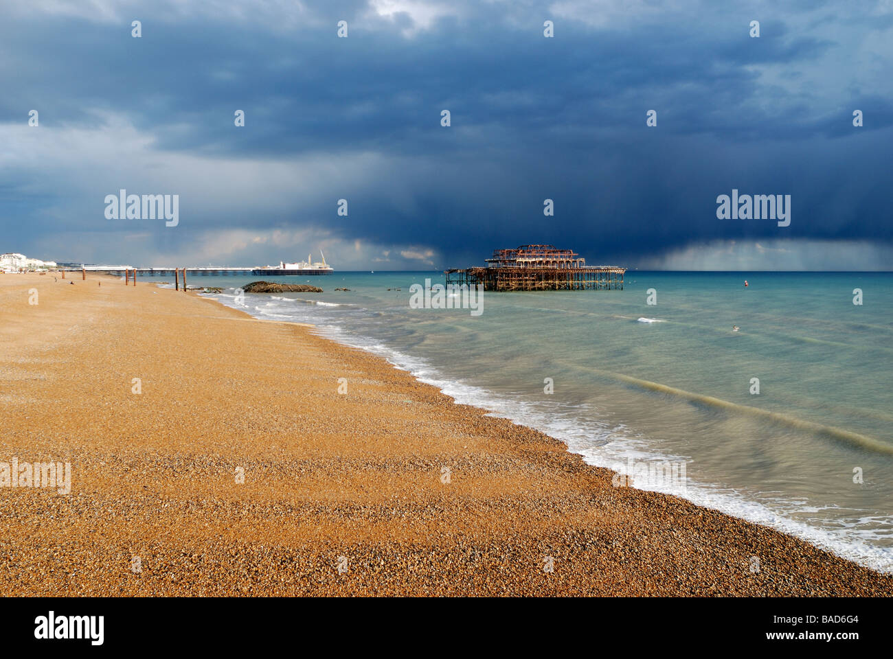 Brighton (oeste) el antiguo muelle con proximidad de tormentas en segundo plano. Foto de stock